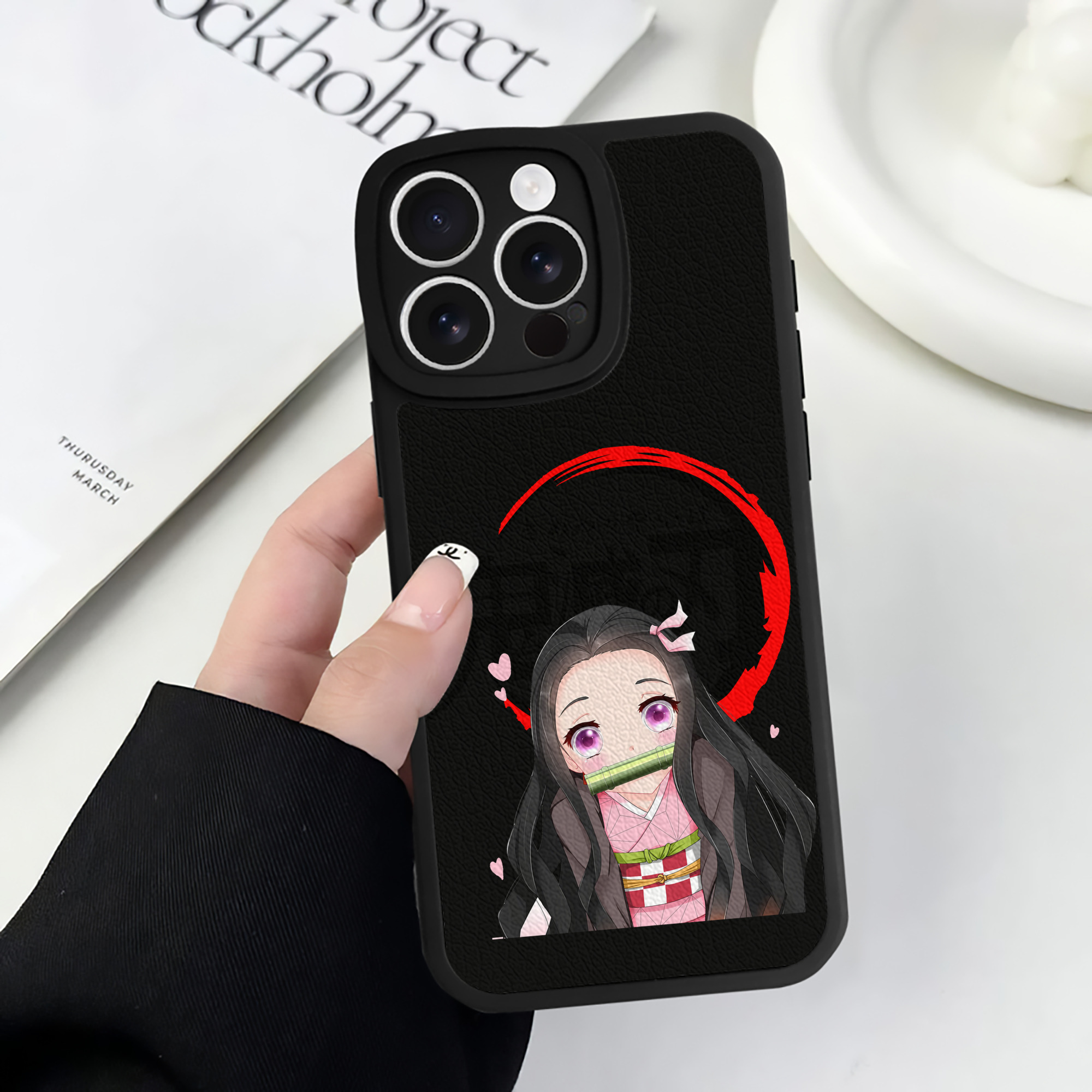 （画像用） 鬼滅の刃（きめつのやいば）竈門 禰󠄀豆子／かまど ねずこ Kamado Nezuko 【iPhone 16シリーズ対応】シリコンスマホケース（レザー調） 材質：シリコン